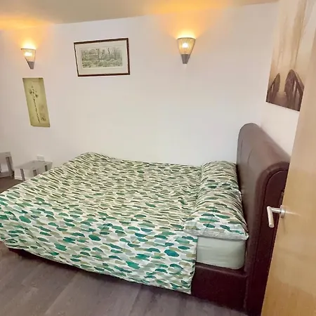2 Spacious Double Bedroom -