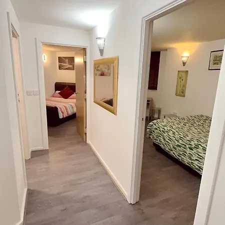 2 Spacious Double Bedroom - شقة *