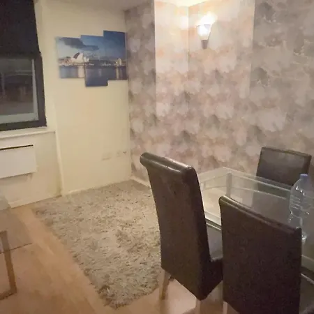 Apartment 2 Spacious Double Bedroom - *