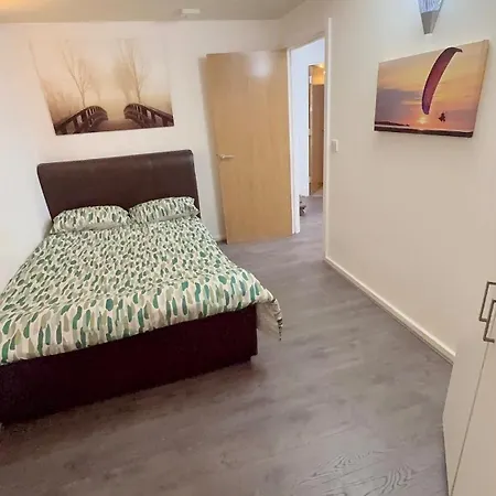 2 Spacious Double Bedroom - Apartment