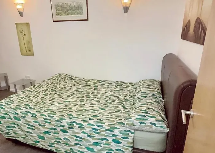 2 Spacious Double Bedroom -