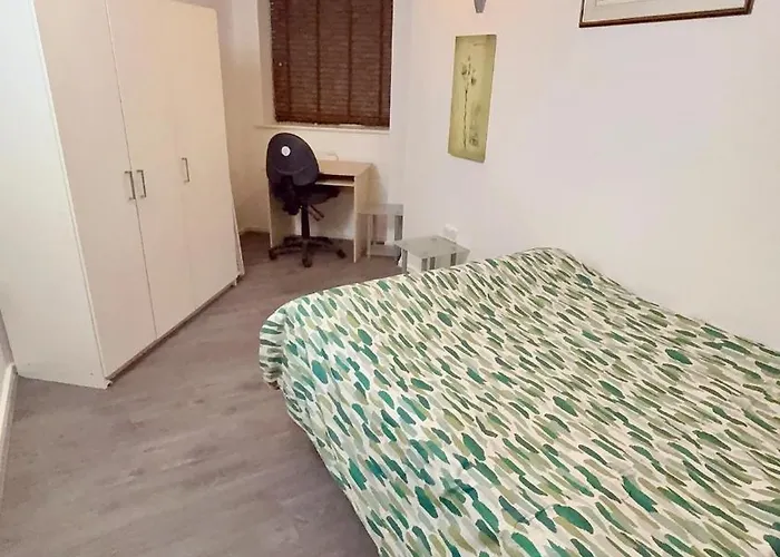 Apartment 2 Spacious Double Bedroom - *