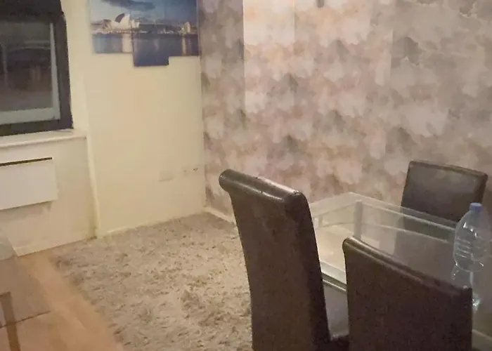 شقة 2 Spacious Double Bedroom - *