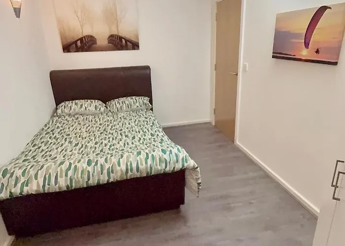 2 Spacious Double Bedroom - *