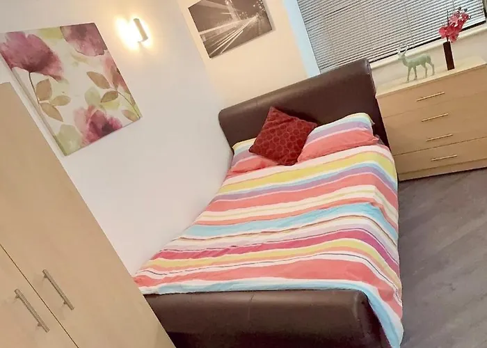 2 Spacious Double Bedroom -